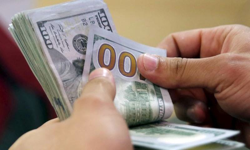 اونچی اڑان کے بعد ڈالر کی قدر میں 4 روپے تک کمی