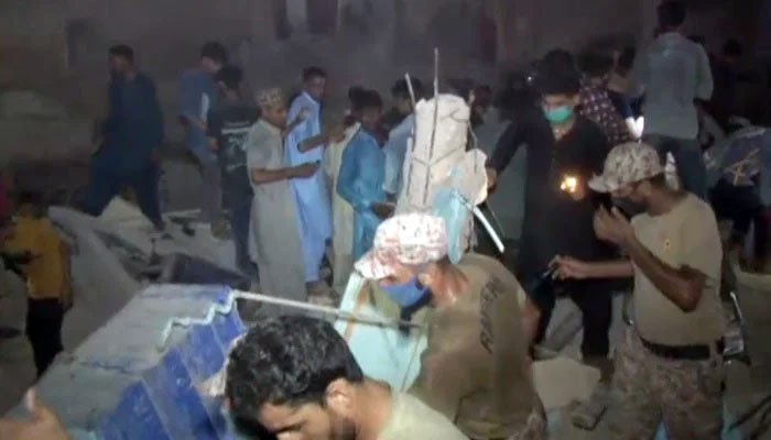 لیاری: رہائشی عمارت کے ملبے سے ایک اور لاش نکال لی گئی، ہلاکتیں 2 ہوگئیں