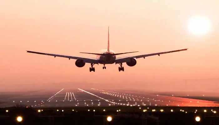 ماسک نہ پہننے پر دو مسافروں کو جہاز سے اتار دیا گیا