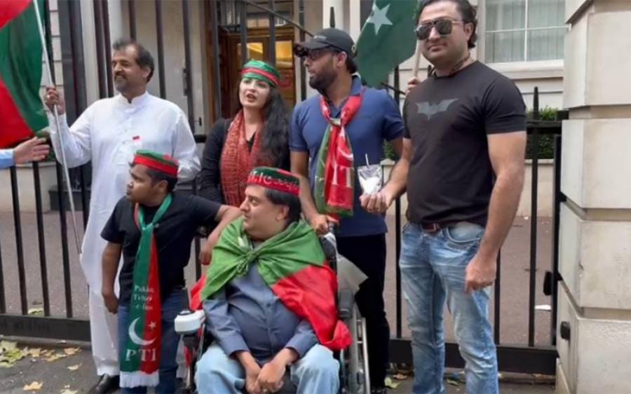 لندن میں پی ٹی آئی کارکنان کا نواز شریف کی رہائشگاہ کے باہر احتجاج