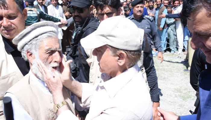 وزیراعظم کی ایف ڈبلیو او کو سڑکیں فوری بحال کرنے کی ہدایت، کے پی کیلئے 10 ارب کا اعلان