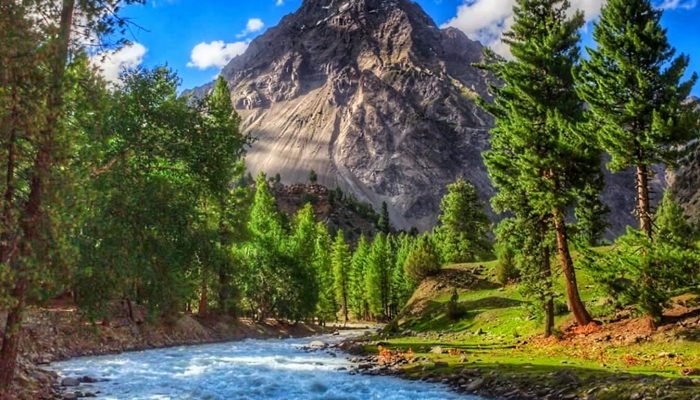وادی نیلم اور وادی گریز میں موسم سرما کی پہلی برفباری کا آغازہوگیا