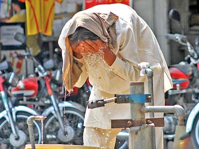 طوفان کا خطرہ ٹل گیا، کراچی کو گرمی نے پھر اپنی لپیٹ میں لے لیا