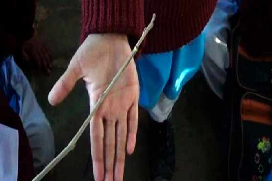 جہلم : کاپیاں نہ لانے پرخاتون ٹیچر نے بچے کو تشدد کا نشانہ بنا ڈالا