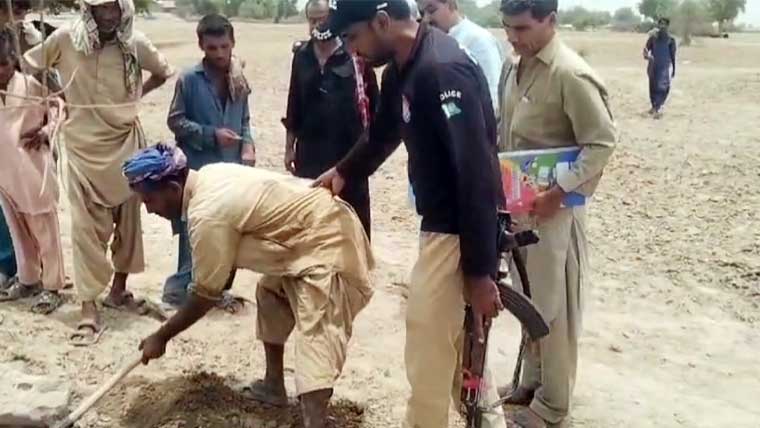 سنگدل باپ نے 15 دن کی معصوم بچی کو زندہ دفن کر دیا