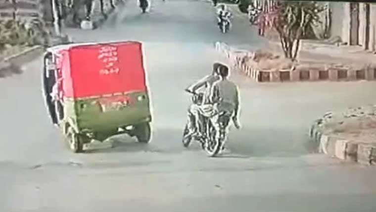 پشاور: نامعلوم موٹر سائیکل سوار رکشے میں موجود خواتین پر تیزاب پھینک کر فرار