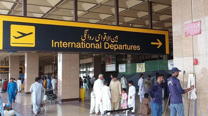 کراچی سے عمرہ اور ورک ویزا پر مختلف ممالک جانے والے 103 مسافر آف لوڈ