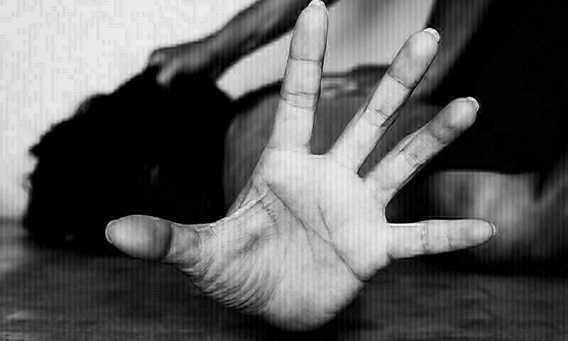 40 لاکھ کی گھڑی چرانے والی گھریلو ملازمہ کا پولیس پر برہنہ کرکے تشدد کرنے کا الزام