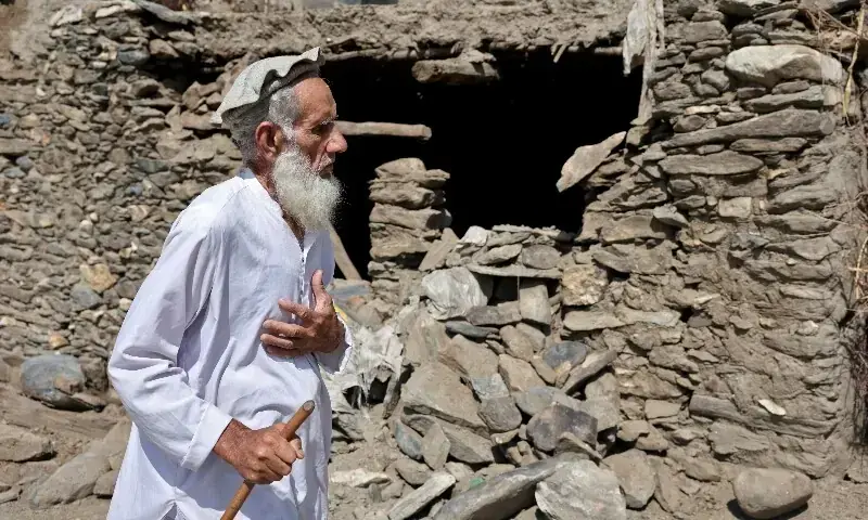 پہاڑوں سے پتھر گرنے کا خوف، افغان زلزلہ متاثرین کا گھروں کو جانے سے انکار