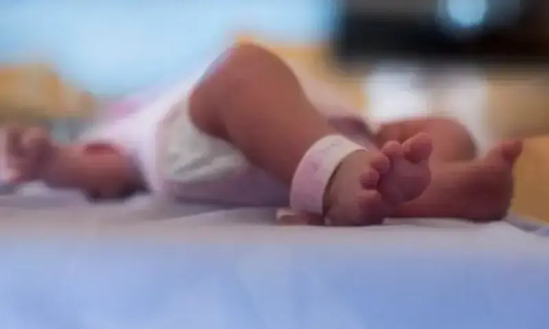 کراچی: نجی ہسپتال میں پیدائش کے بعد ’بل کی عدم ادائیگی‘ پر نوزائیدہ بچہ فروخت، مقدمہ درج